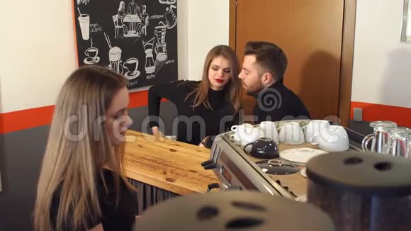 一对夫妇坐在酒吧里在咖啡店里交谈巴里斯塔准备咖啡视频的预览图