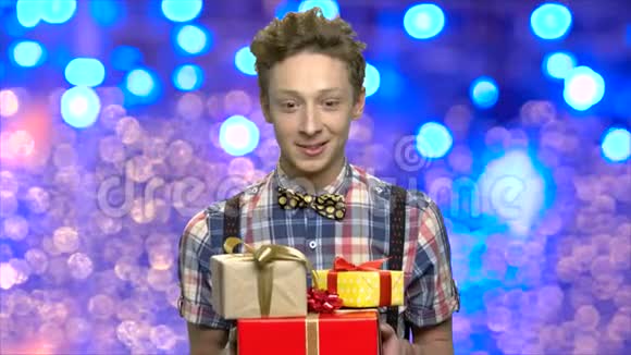 有圣诞礼物盒的漂亮少年视频的预览图