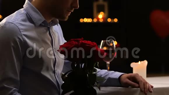 失望的人吹灭蜡烛把花束放在桌子上离开咖啡馆视频的预览图