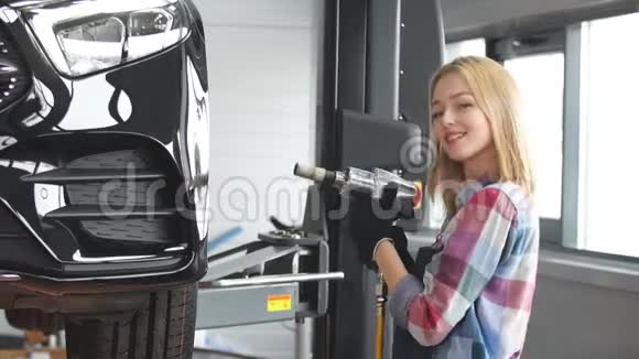 一个金发女孩在车库里玩汽车轮子视频的预览图