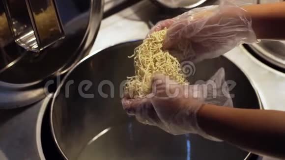 煮面条把面条放进开水锅里制作亚洲传统食品的准备视频的预览图