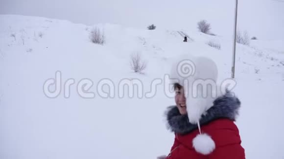 快乐的女孩骑着雪碟笑孩子在冬天雪橇微笑着山区度假胜地圣诞节假期视频的预览图