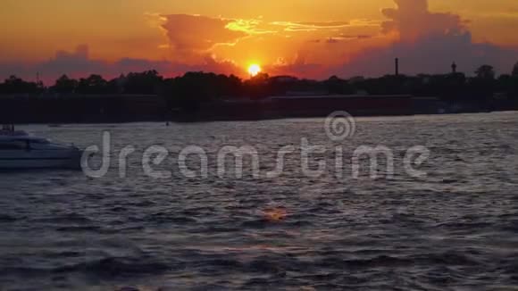 城河日落观景船在漂浮圣彼得堡俄罗斯视频的预览图