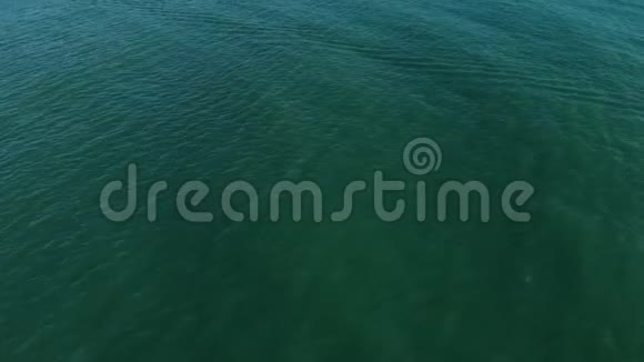 照相机飞过大海飞向清澈的地平线4照相机视线从海面上升到清澈的地平线视频的预览图