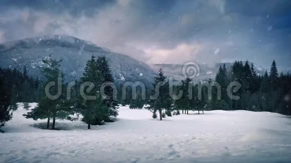 在降雪时人类在山的附近行走视频的预览图