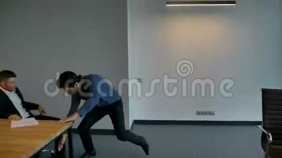 每个人都在跳舞商人们开始在办公室跳舞就像在音乐剧里一样视频的预览图
