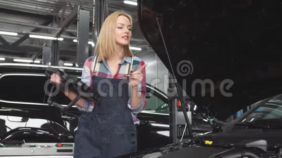 乐观积极的女性机械师带着数码平板电脑看相机视频的预览图