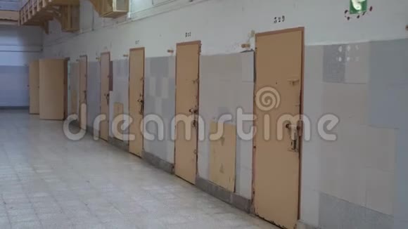 监狱牢房的门从走廊可以看到视频的预览图