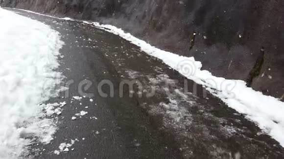 冬天下雪时沿街散步视频的预览图