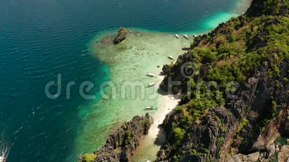 热带岛屿有岩石海岸和白色海滩乘船旅游路线菲律宾热带海水泻湖和海滩视频的预览图