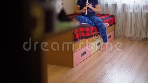 下午在床上练习长笛的女孩视频的预览图