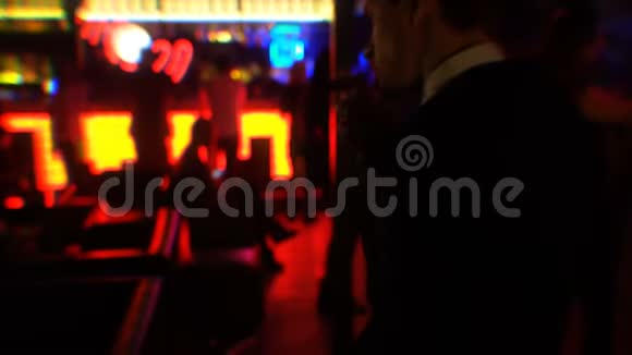 醉酒商人在夜总会聚会上抽雪茄双重视觉效果视频的预览图