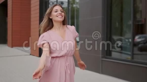 穿着夏装的年轻女子在城市里走来走去视频的预览图