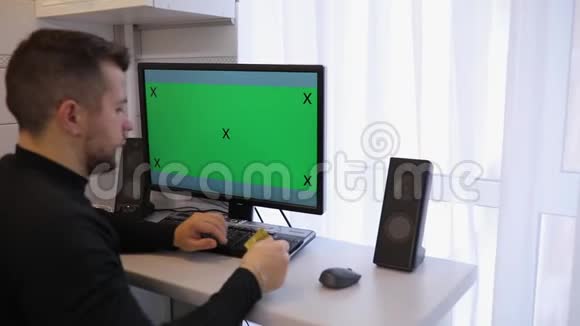 在家里使用带有绿色屏幕色键的PC电脑的人改写了一些信用卡视频的预览图