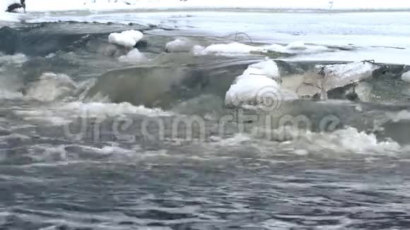 冰封的河流视频的预览图