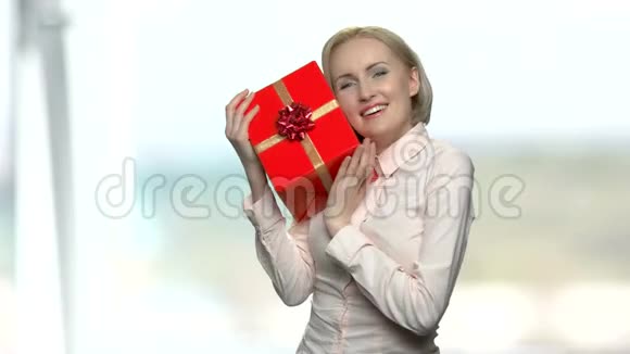 幸福兴奋的女人拿着红色的礼盒视频的预览图