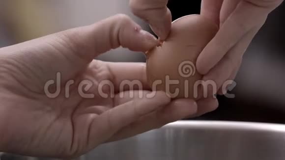 糕点厨师把鸡蛋分了视频的预览图