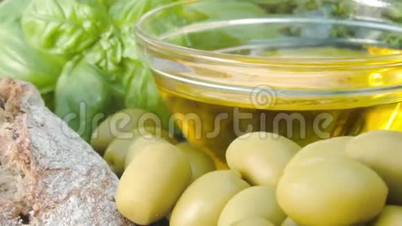 一个装有橄榄油的玻璃碗视频的预览图