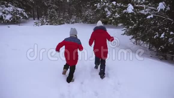 孩子们伸直双手在松冬雪园里跑穿过漂流在超级英雄中玩耍女孩玩捉迷藏视频的预览图