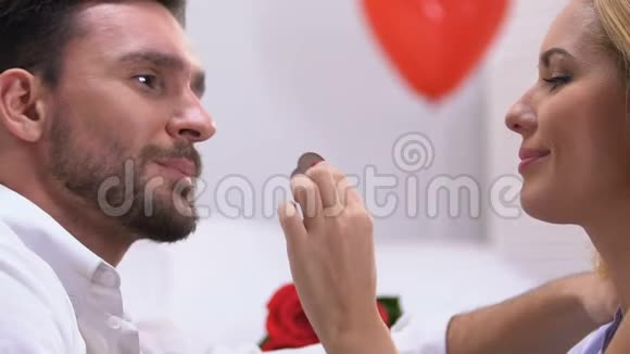 女人用巧克力勾引男人用爱亲吻浪漫的气氛视频的预览图