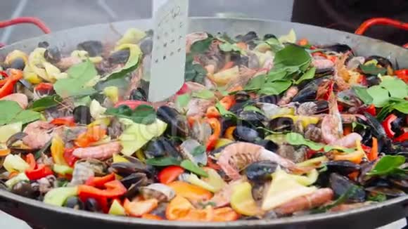 国家和街头食品概念西班牙海鲜大锅饭视频的预览图
