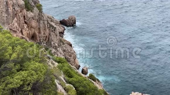 在马洛卡的岩石海湾附近的海浪视频的预览图