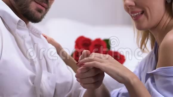 年轻的百万富翁向女士求婚幸福的女人吹嘘戴着钻石戒指视频的预览图