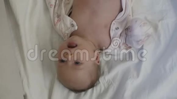 穿尿布的宝宝躺在沙发上视频的预览图