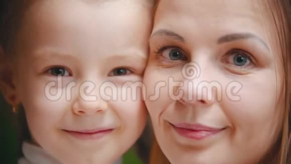 两位白人妇女母女面带微笑视频的预览图