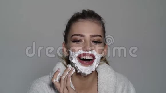 护肤剃须理念女人满脸泡沫女士关心光滑的皮肤带着笑脸的女孩视频的预览图