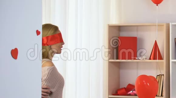 男人带着女人的眼睛带着浪漫的装饰来到房间情人节视频的预览图