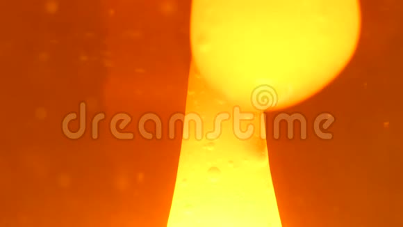 炽热炽热的炽热红色熔岩溢出视频的预览图