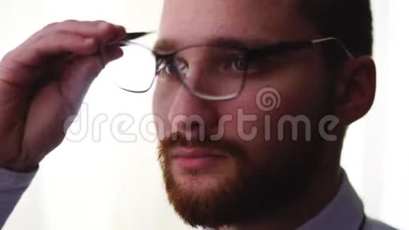 一幅严肃的长胡子男子戴着眼镜的肖像被孤立在白色背景上视频的预览图