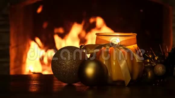 壁炉旁桌上的圣诞球和蜡烛视频的预览图