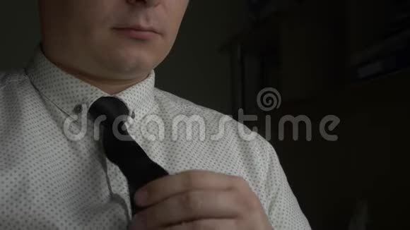 经理或商人在黑暗的办公室吃领带视频的预览图