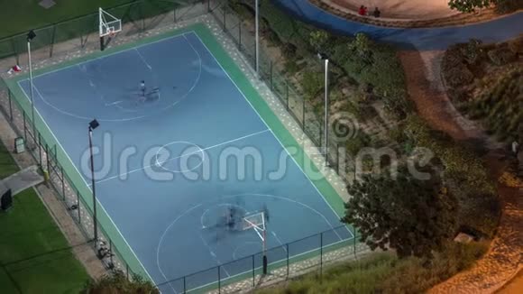 位于迪拜一个受欢迎的住宅区JumeirahLakesTowers区Timeelapse公园的篮球场视频的预览图