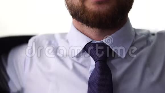 一个穿着衬衫打着领带穿着夹克特写的不明身份男子视频的预览图