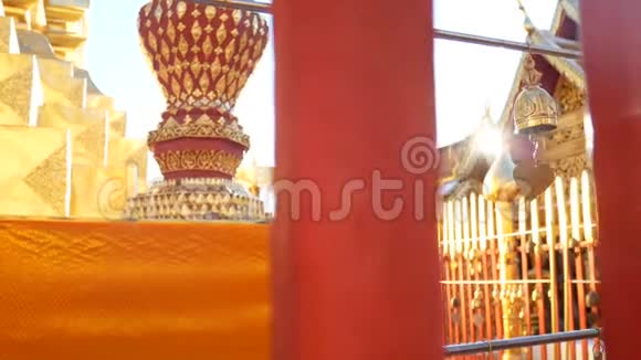 4K在泰国清迈的多伊苏贴寺在阳光下祈祷的金佛钟视频的预览图