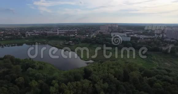 俄罗斯城市夏季景观鸟瞰图视频的预览图