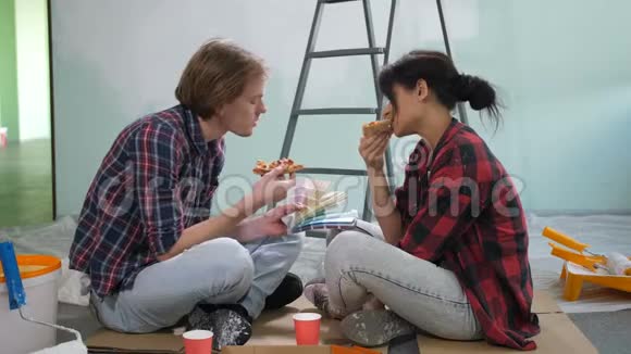 一对夫妇从调色板上挑选颜色吃披萨视频的预览图