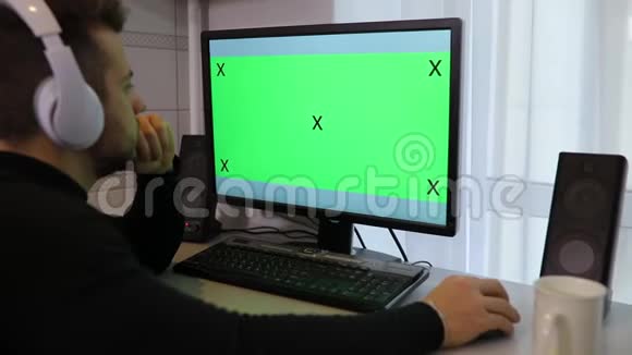 在家喝茶用电脑配绿屏彩色键的人视频的预览图