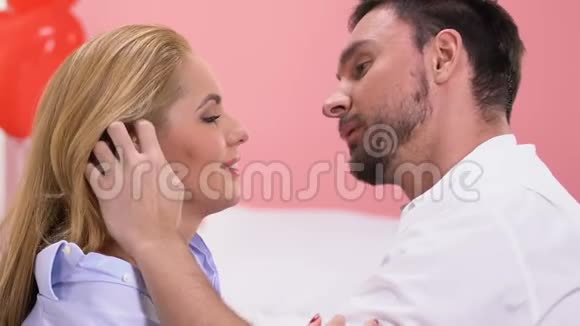 男人抚摸漂亮的女人赞美和温柔的亲吻爱的忏悔视频的预览图