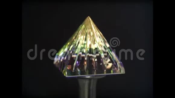 彩色玻璃装饰金字塔视频的预览图