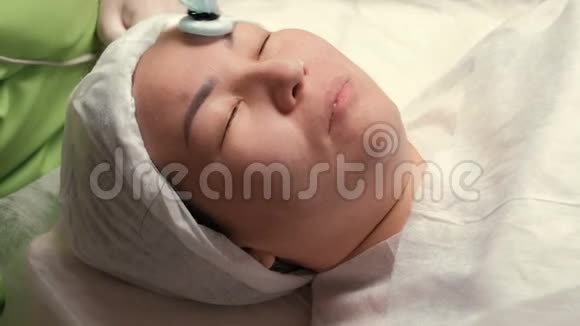 现代美容程序清洁和恢复皮肤粒子化硬件美容一个亚裔女孩视频的预览图