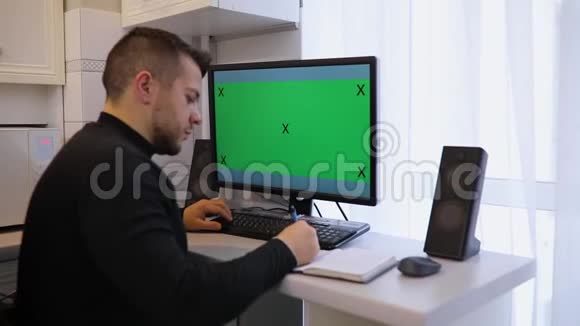 使用带有绿色屏幕色键的个人电脑将信息重写到笔记本上视频的预览图