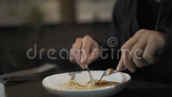 一个男人在夜店切菜的特写镜头视频的预览图