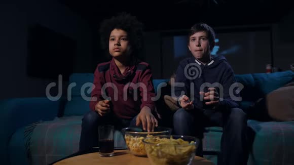 恐怖电影中害怕的青少年吃爆米花视频的预览图