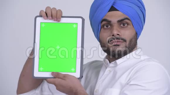 印度锡克族长着长胡子的年轻人脸上挂着数字平板电脑视频的预览图