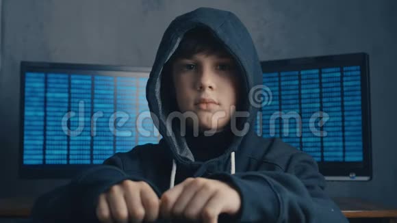 想要的浪子男孩黑客在数据中心充满显示屏幕神童黑客肖像视频的预览图