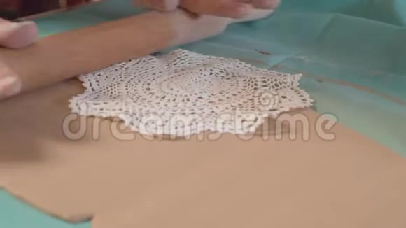 陶工的手用粘土作画视频的预览图